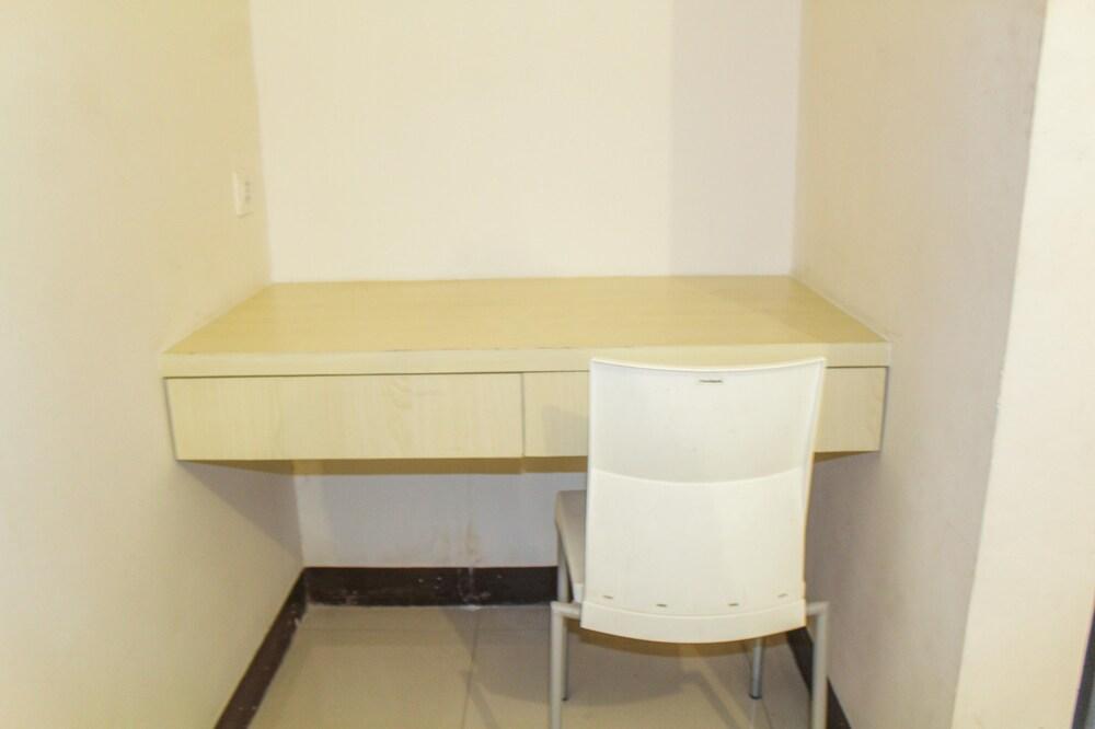 Homey and Simply Furnished Studio Apartment at 19 Avenue