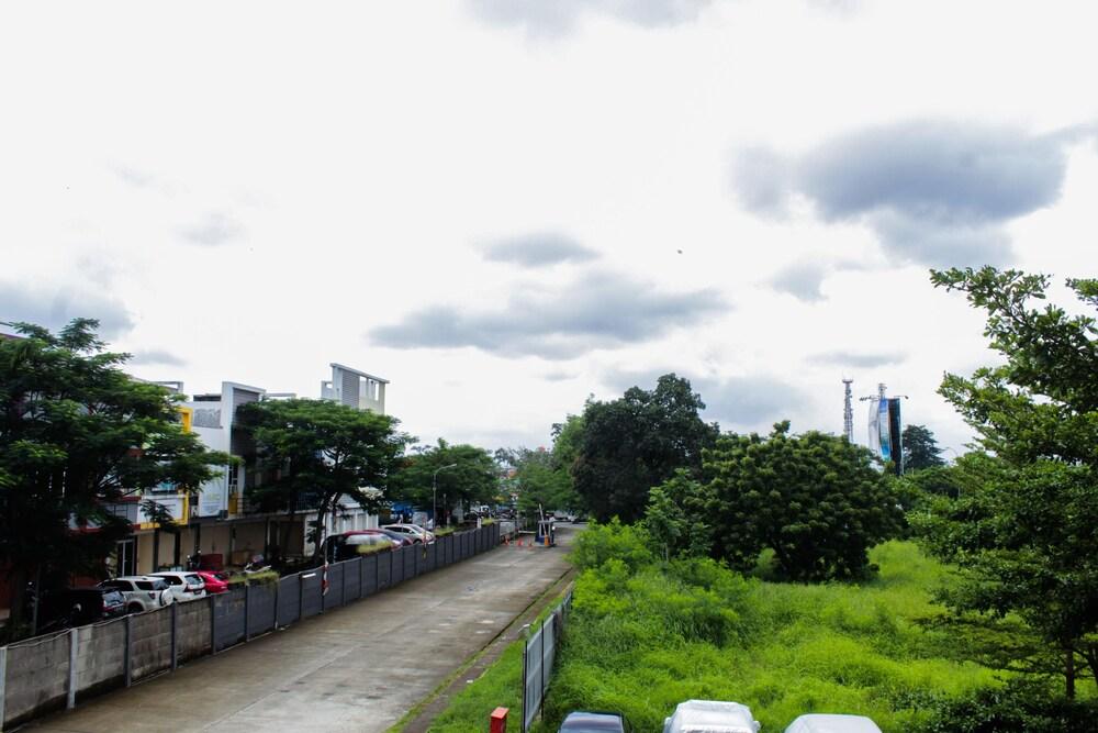 Homey and Simply Furnished Studio Apartment at 19 Avenue