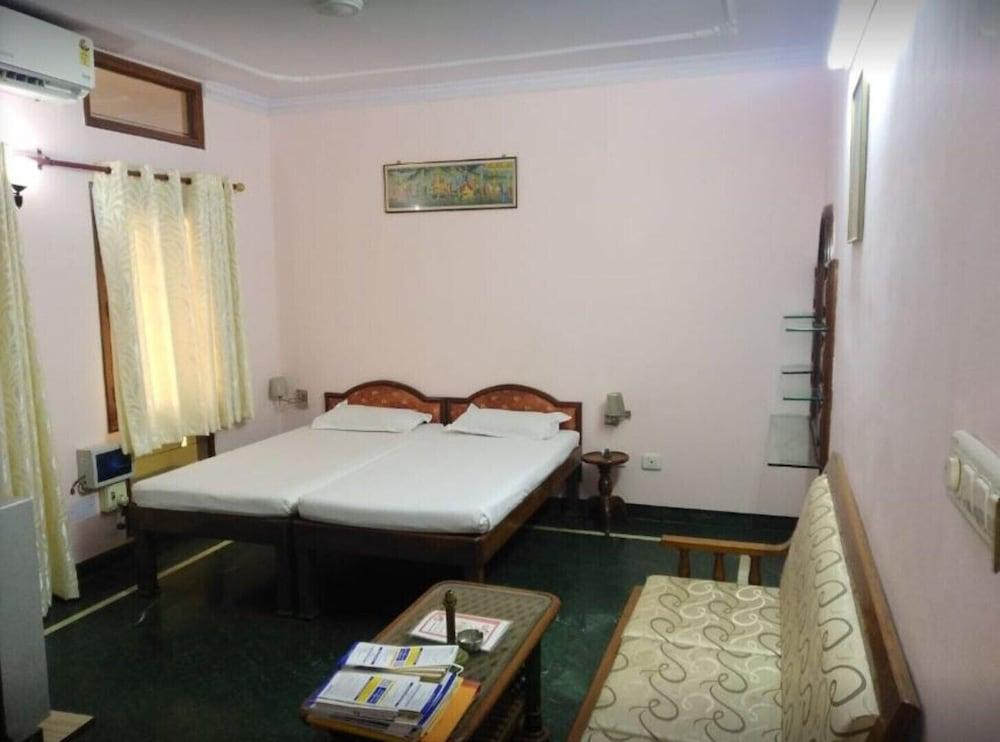 Hotel Rathore Lodge & Restaurant
