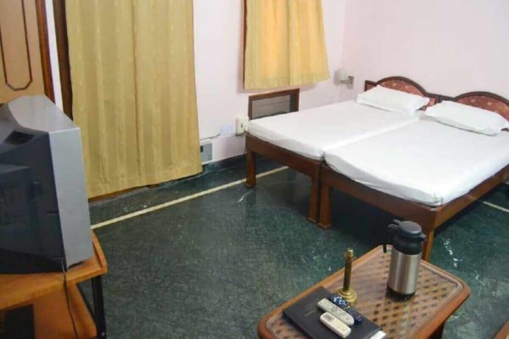 Hotel Rathore Lodge & Restaurant