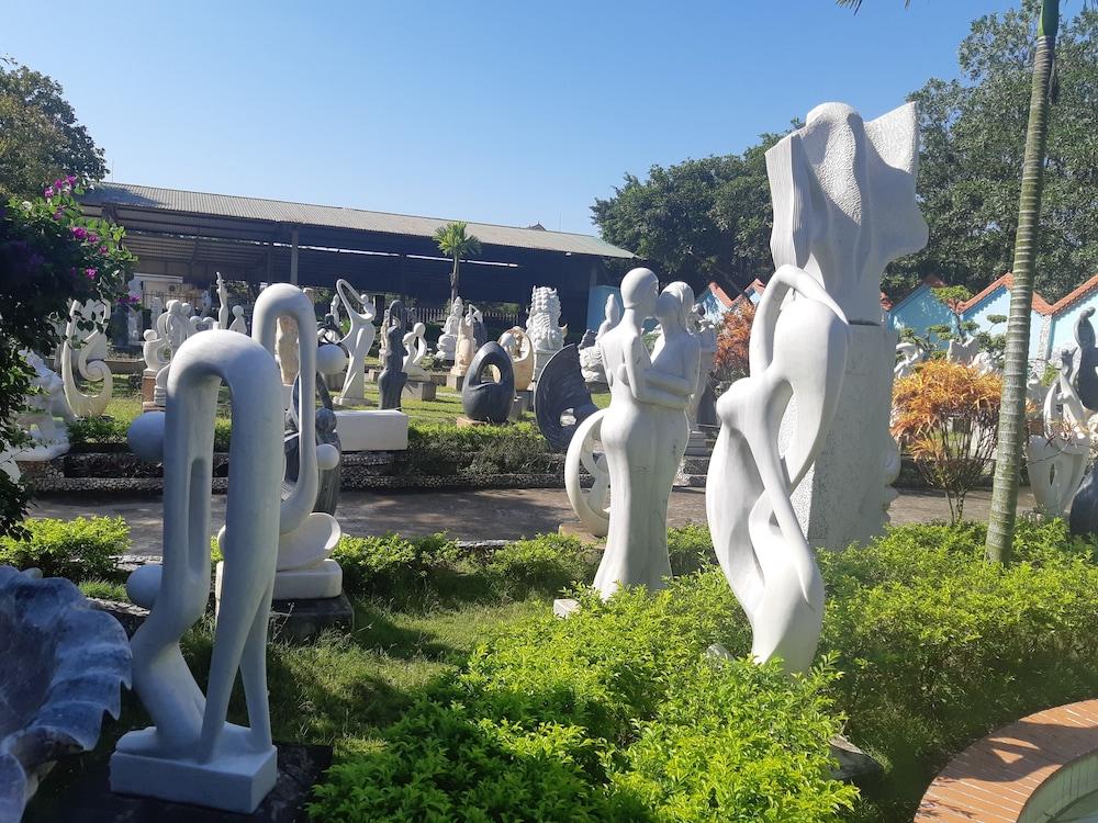 Palais Otentik Restaurant n Hotel at Pointe aux Cannonier is Well Situated