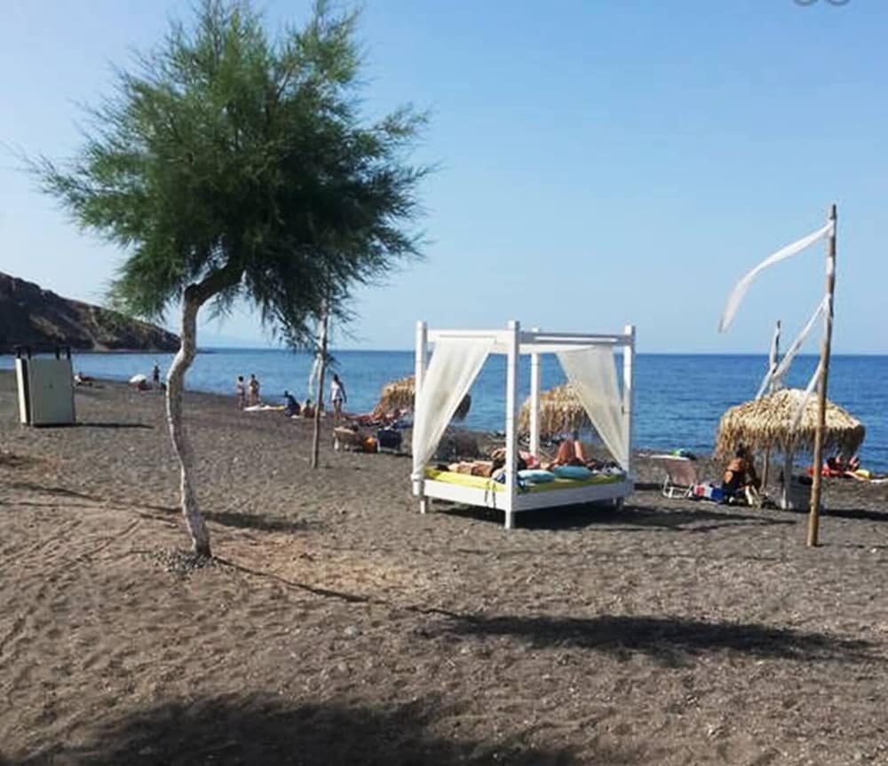 Real Santorini Cave House far From the Crowds