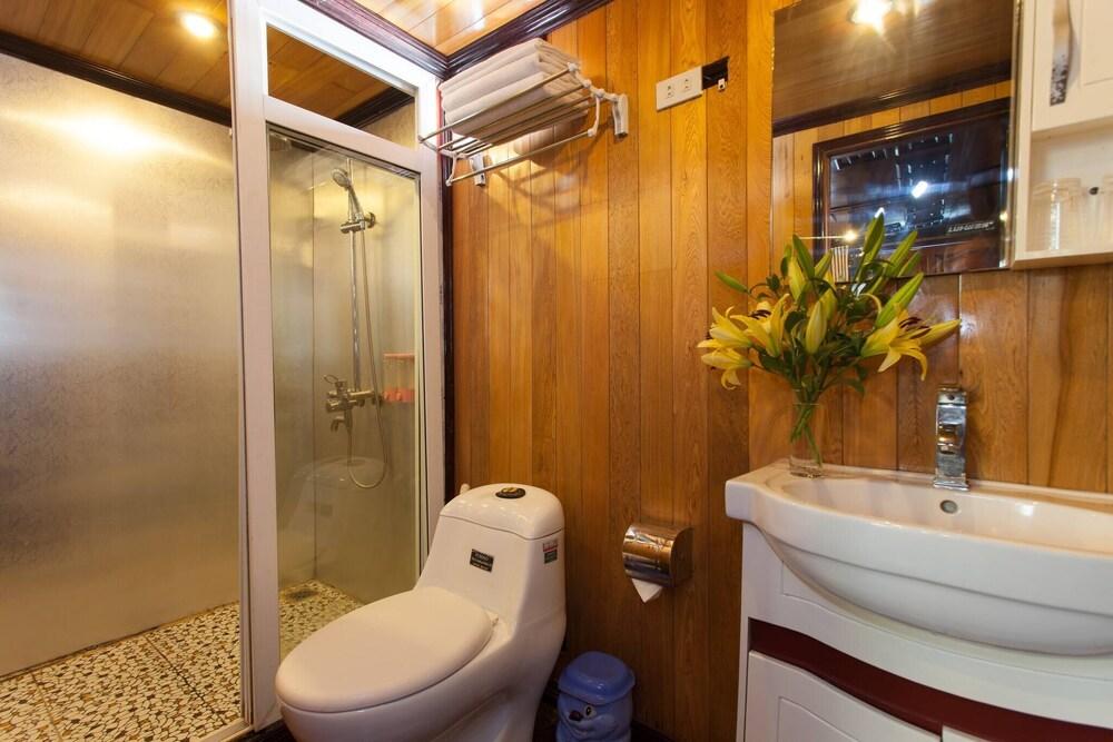 Halong Bay Cruise For Backpackers