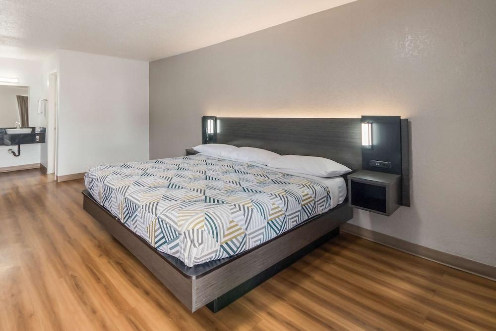 Studio 6 Laredo, TX - North I-35