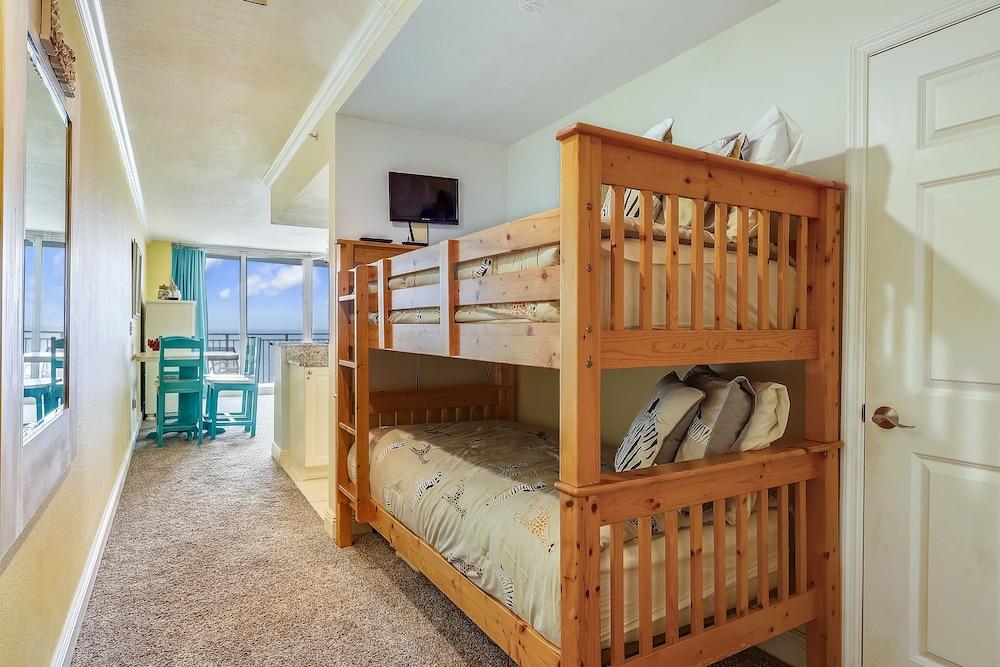 Emerald Beach by Book That Condo