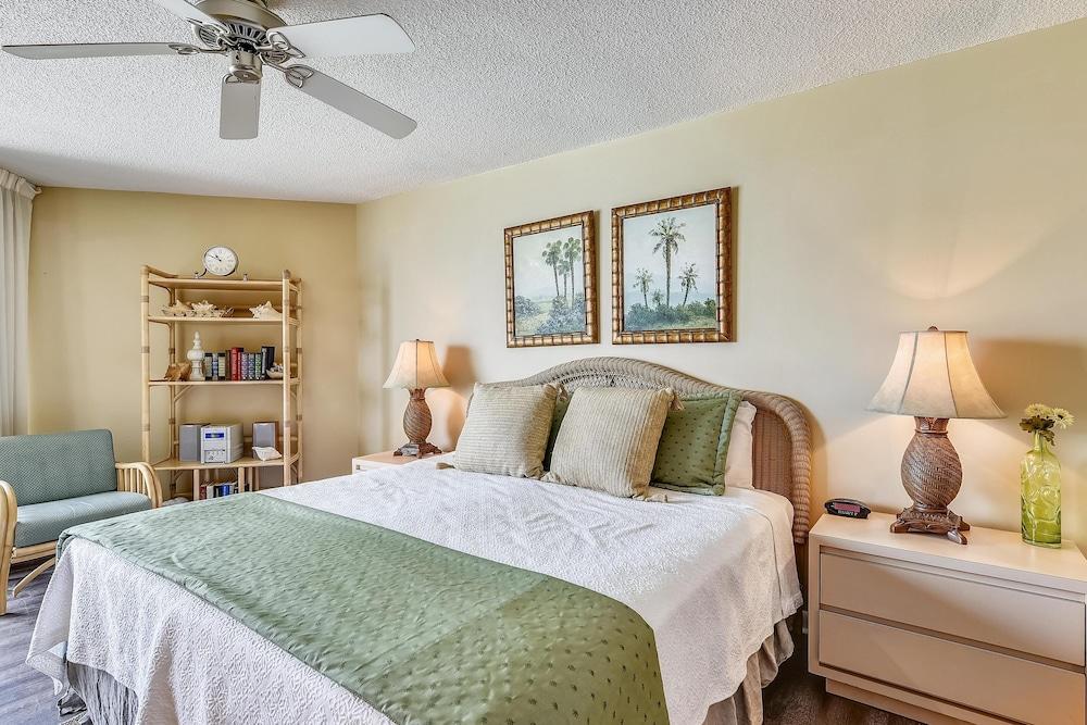 Summerhouse by Book That Condo