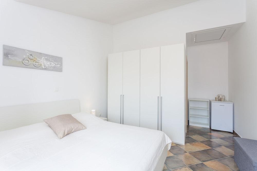 Apartments & Rooms Alagic