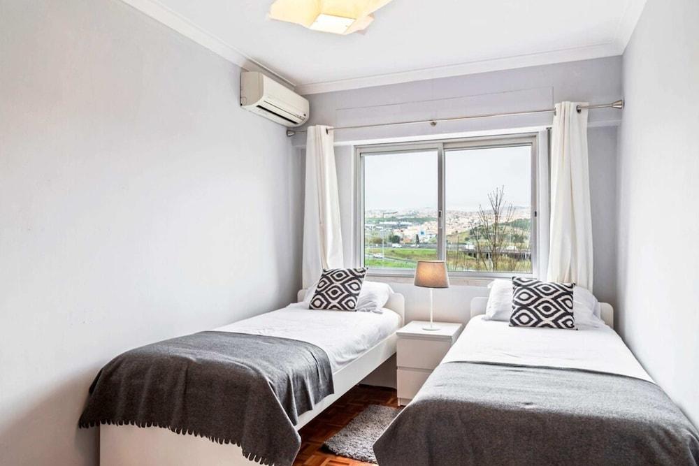 Large Contemporary 3 Bedroom Apartment