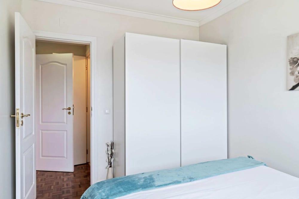 Large Contemporary 3 Bedroom Apartment