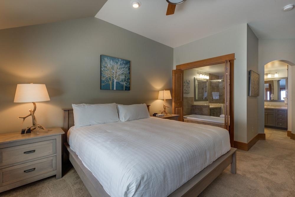 Lone Eagle by Summit County Mountain Retreats