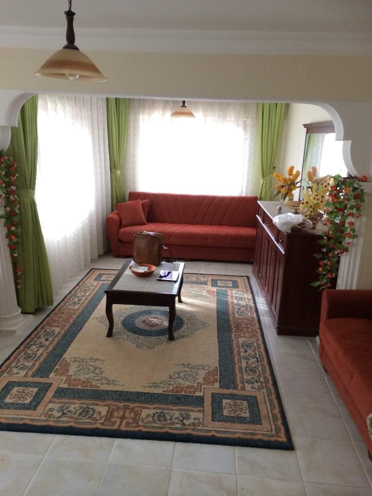 Delightful Apartment Sleeps 8 Great Location