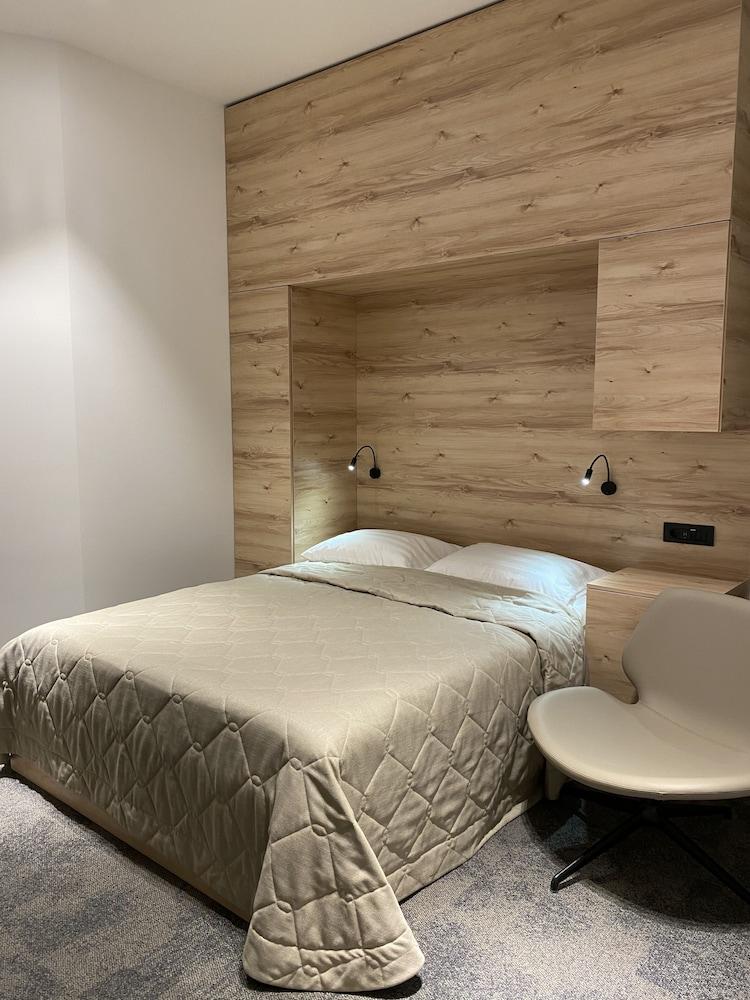 Sleep Lounge Terminal D - Hostel