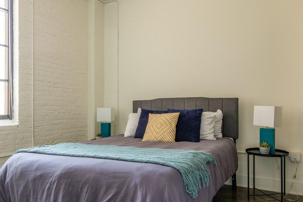 FRONTDESK Maxwell Lofts Milwaukee Walker's Point