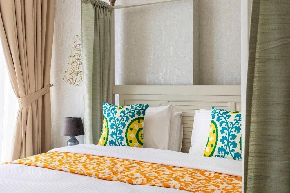 Luxurious 3BR Loft W/ Study In Downtown Dubai