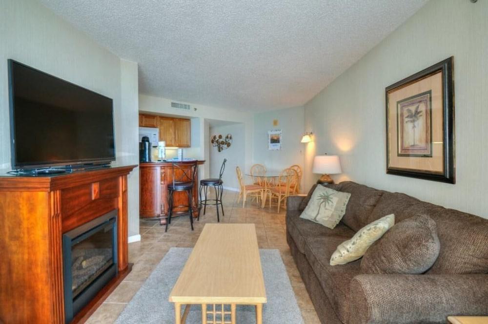 Cozy Ocean View Condo! Beach Front Building!
