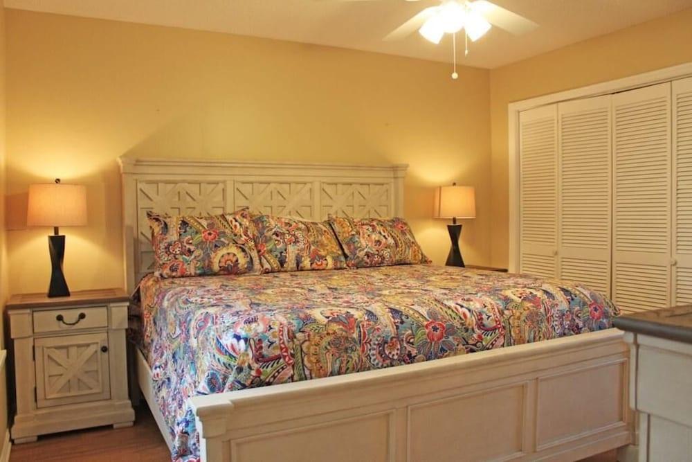 Spacious Villa Steps From Beach at Kingston!