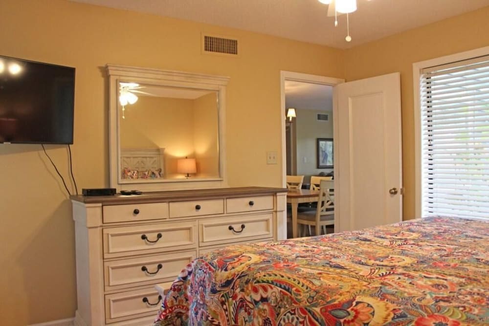 Spacious Villa Steps From Beach at Kingston!