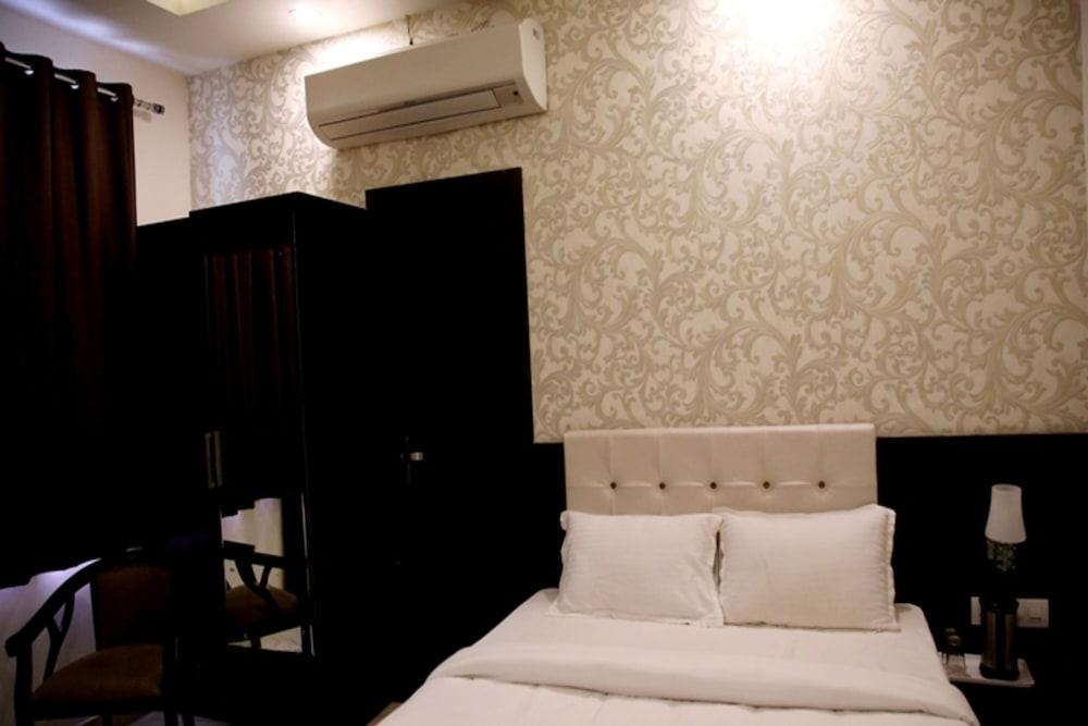 Hotel Khatana Palace