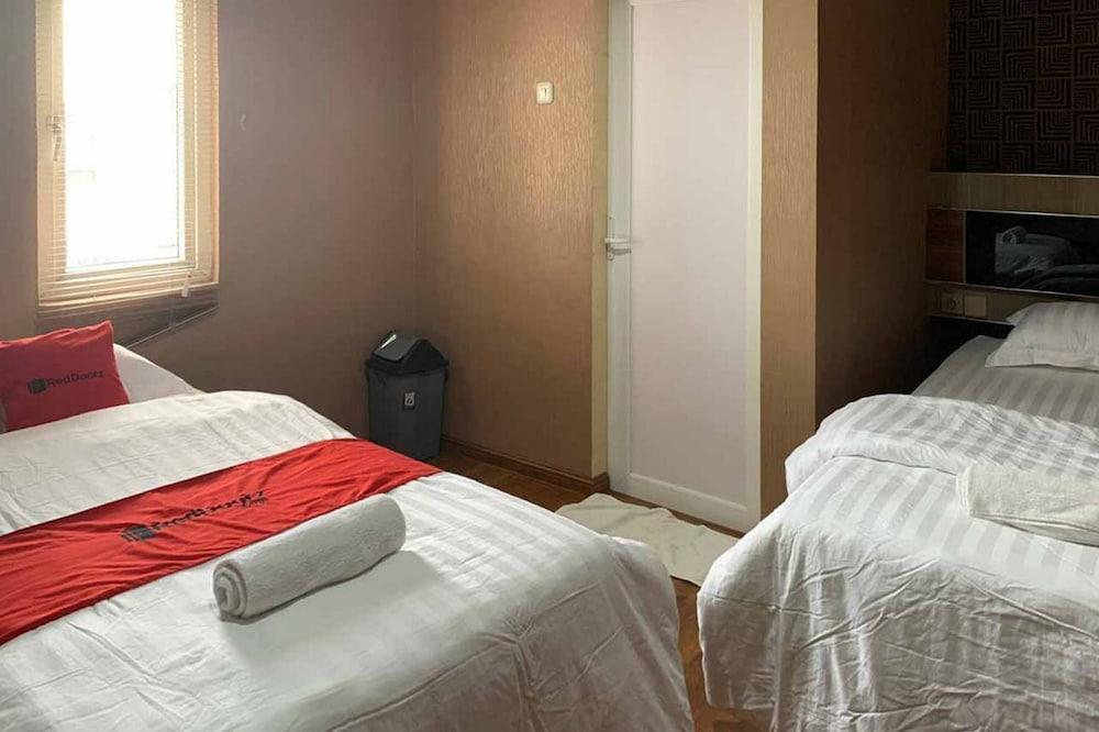 Reddoorz Plus @ Simpang USU Medan