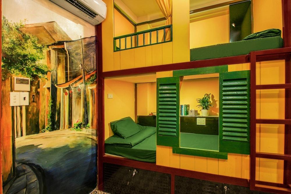 Grandma Lu - Banh Mi Coffee & Hostel