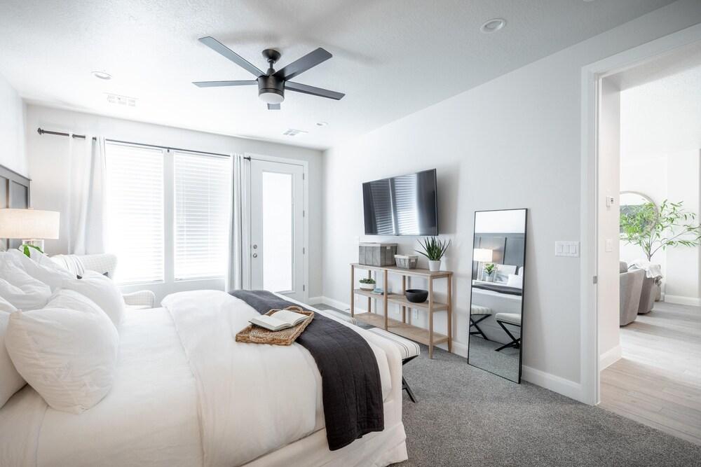 Poolside Escape At The Ledges