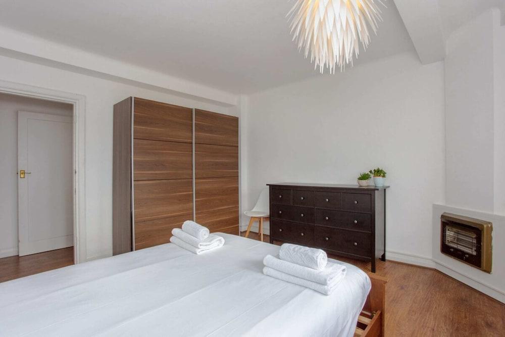 Contemporary 2 Bedroom Flat in Bayswater