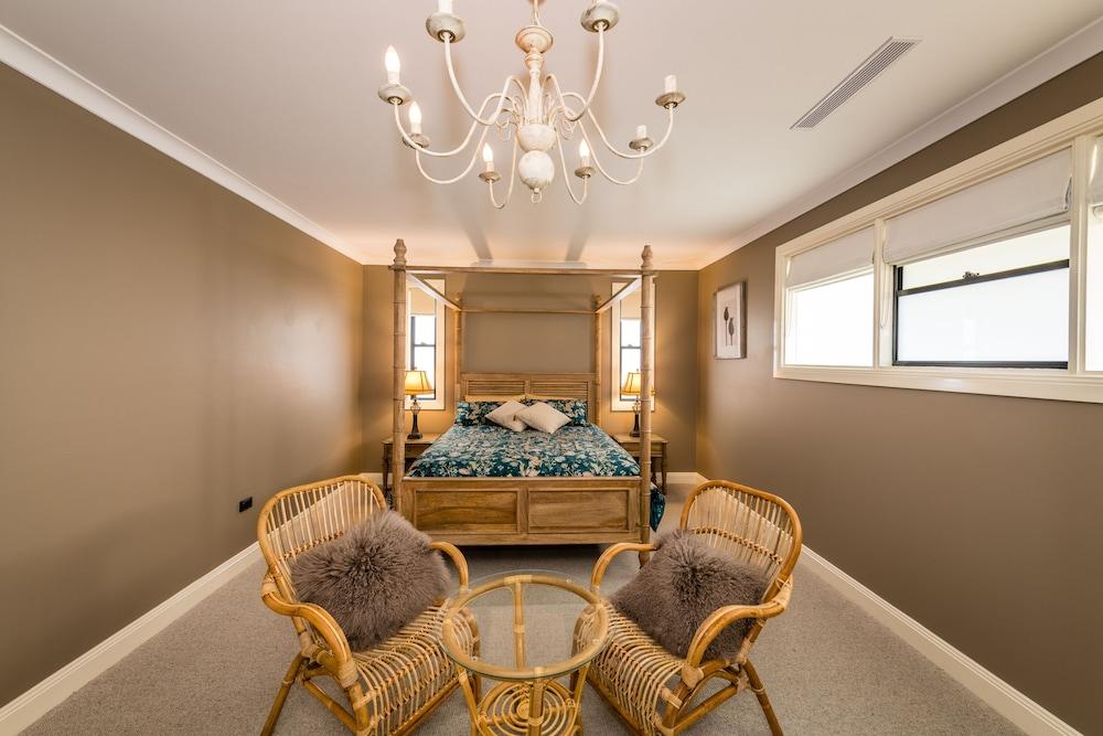 Hedge House- luxury space style location