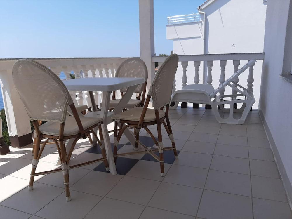 Sea View Apartment in Okrug Gornji near Trogir Center