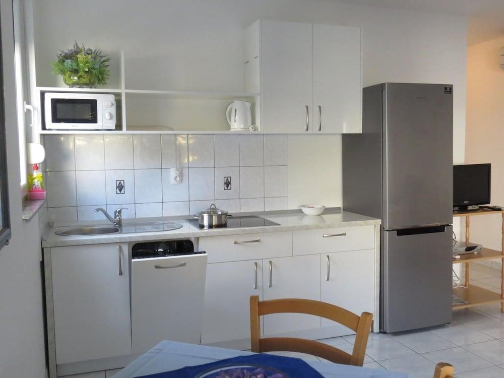 Seaside Apartment in Mandre