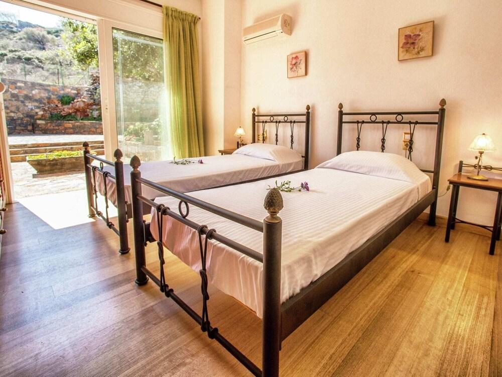 Spacious Villa near Sea in Elounda