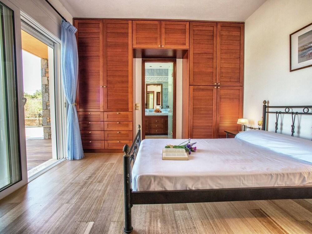 Spacious Villa near Sea in Elounda