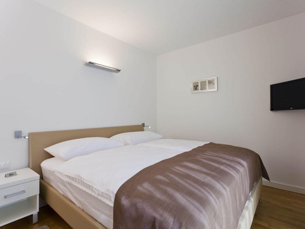 Villa in Novigrad With Pool & Rooftop Terrace