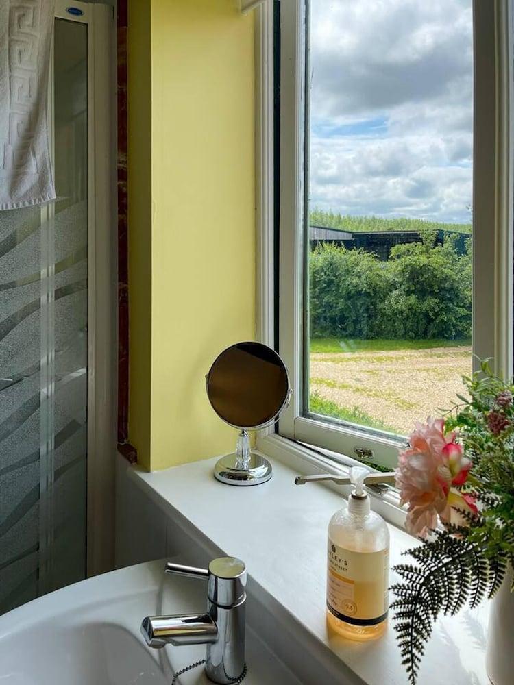 Sunshine Annex-double Bed,ensuite, Lounge, Kitchen