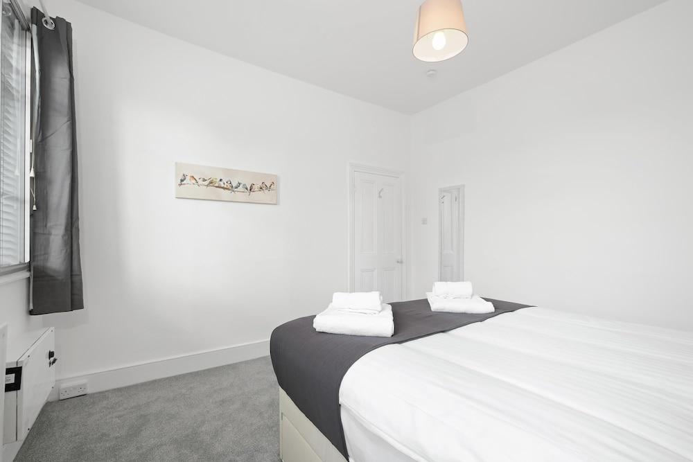 Heathrow Living Stanwell Serviced House