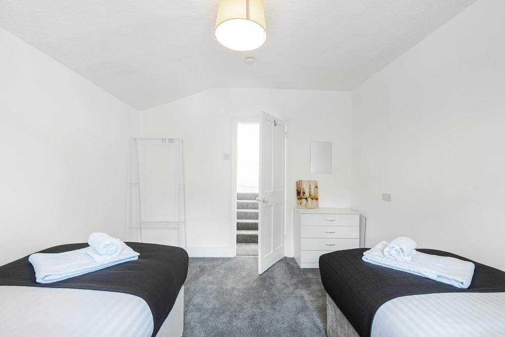 Heathrow Living Stanwell Serviced House