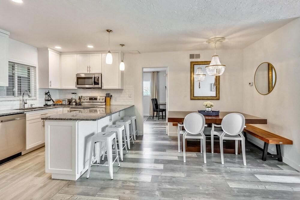 Brightwater Beach - Amazing Updates, Just a Block From the Beach