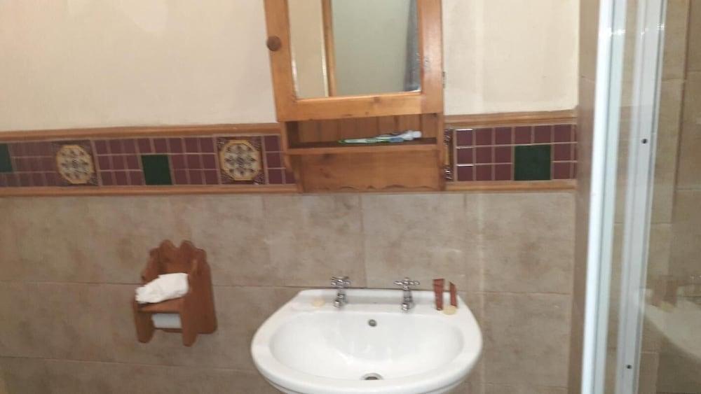 Karl Heyne Guesthouse - Spacious Double Room