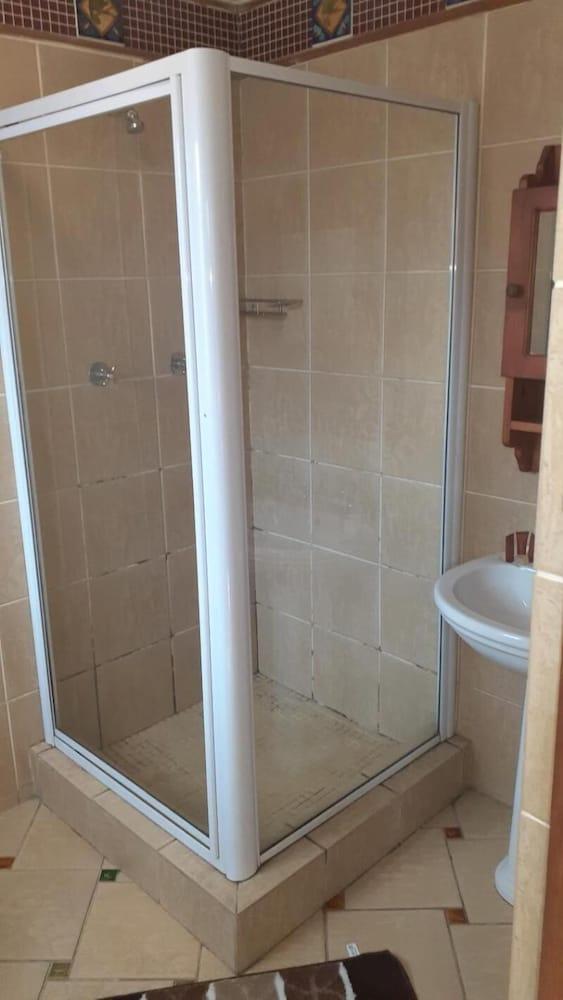 Karl Heyne Guesthouse - Spacious Double Room