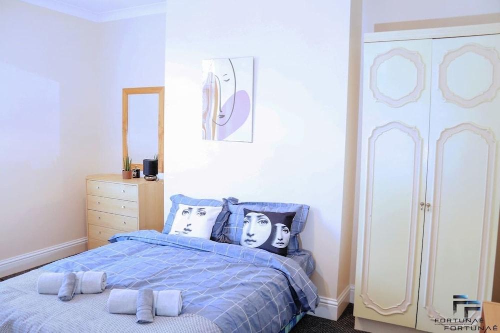 Beautiful 5-bed House Roker Beach