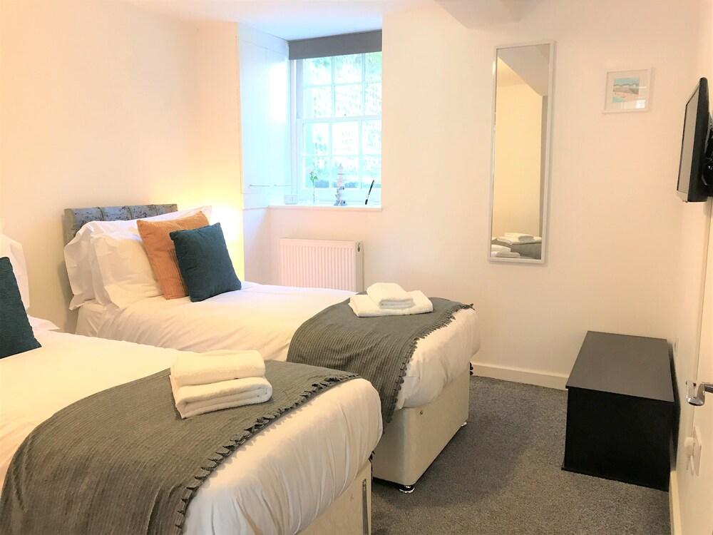 Grafton Seaside Apartment With Parking