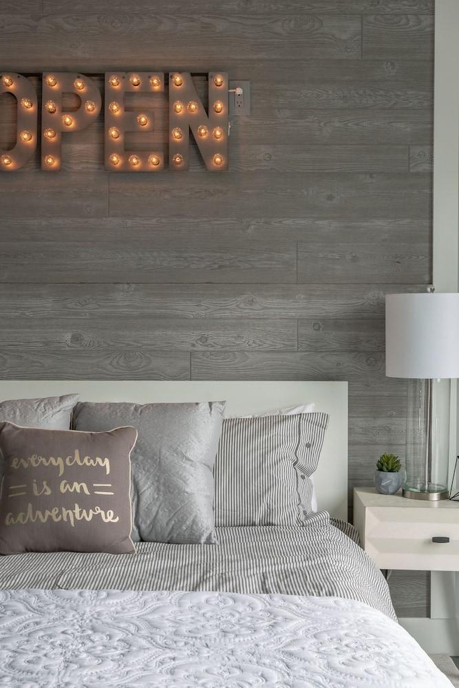 Romantic Studio Getaway with Rooftop Deck