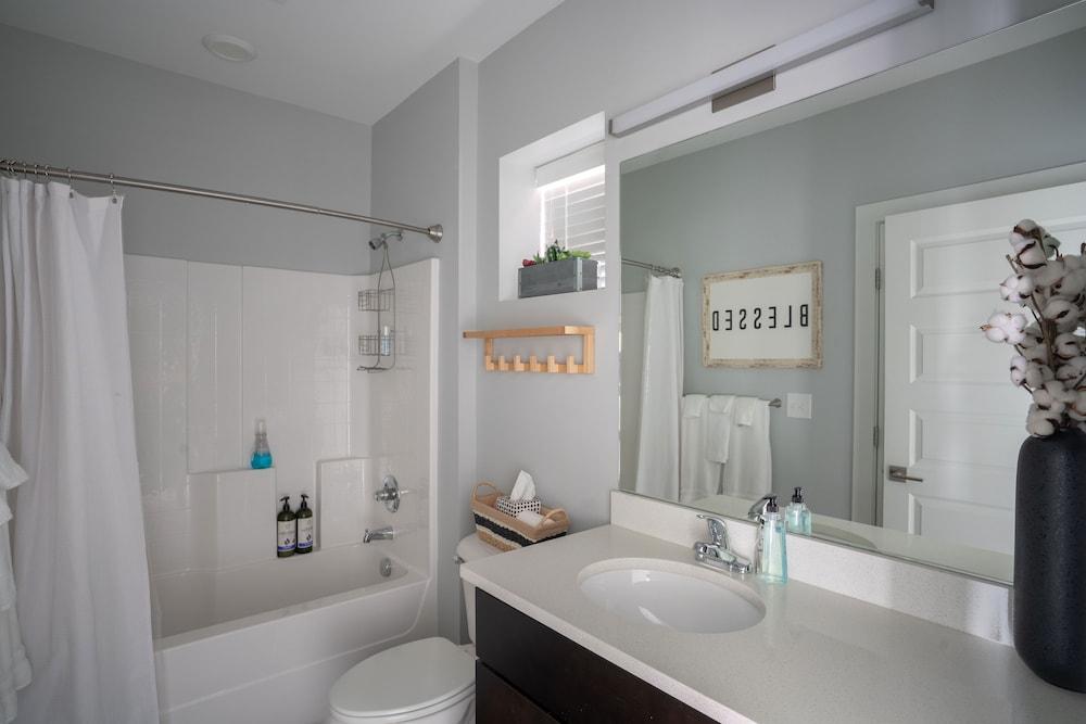 Rustic Luxe Studio Apartment with Rooftop Deck