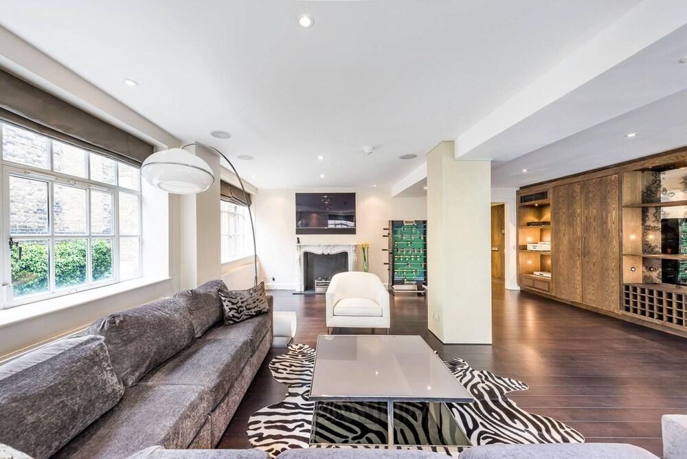 Hans Place Apartments