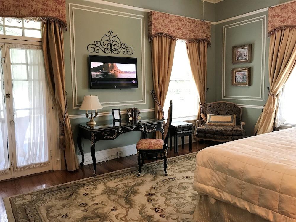 Historic Michabelle Inn