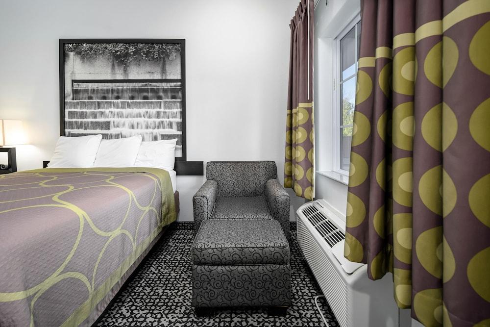 Super 8 by Wyndham Carthage TX