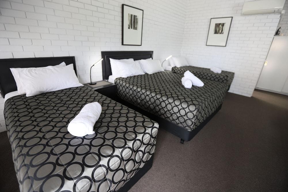 The Town House Motor Inn