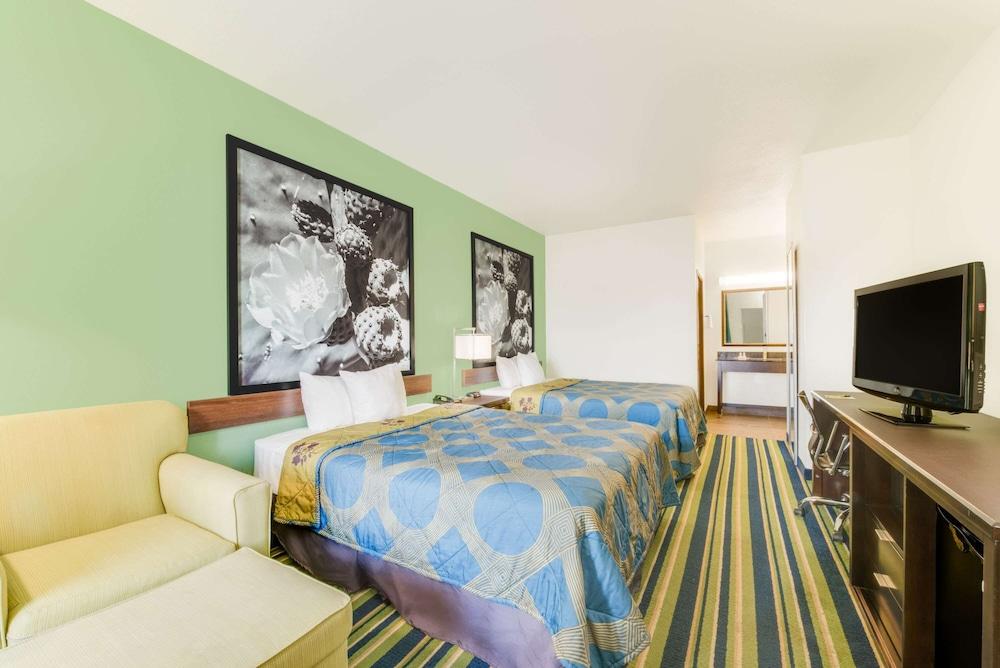 Super 8 by Wyndham Cotulla TX