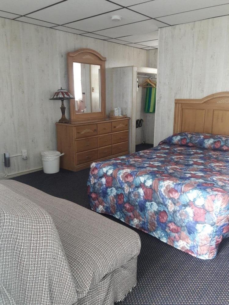 Suitcase Motel & Travel