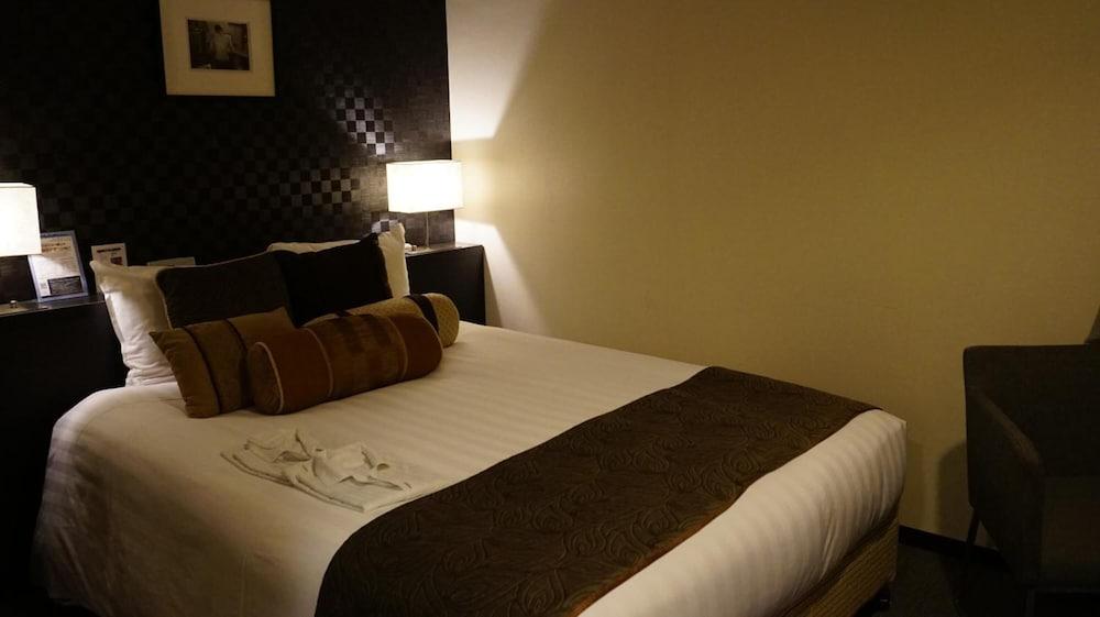 Hamilton Hotel Black