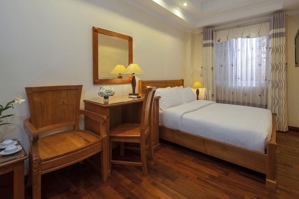 Lucky 3 Hotel & Travel